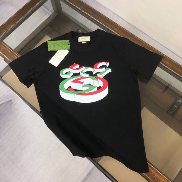 Gucci 古驰 春夏新品龙年限定情侣款T恤,时尚休闲圆领短袖,采用进口原版科技面料,顶级印花工艺图案,独特设计,档次极高,舒适透气,上身时尚帅气,三标齐全 颜 Gucci 古驰 春夏新品龙年限定情侣款T恤,时尚休闲圆领短袖,采用进口原版科技面料,顶级印花工艺图案,独特设计,档次极高,舒适透气,上身时尚帅气,三标齐全 颜