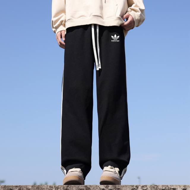 100 Adidas 阿迪达斯&Balenciage 巴黎世家拼接卫裤，男女同款，干净利落的显瘦裤型，简洁大气的腿部线条，量身定做版的剪裁，随意搭配上衣就显得时