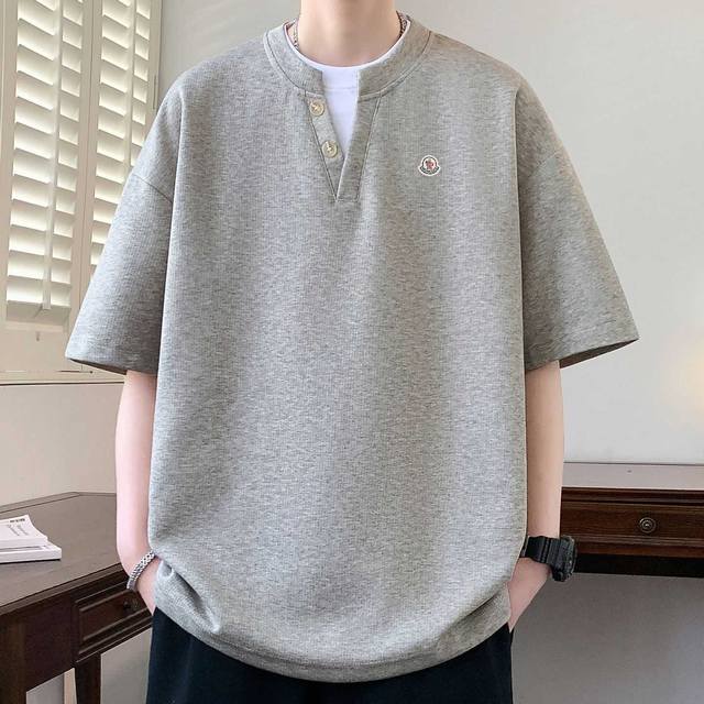 100。Moncler 蒙口春夏男款剪刀立领领两粒扣假两件针织短袖薄款短衫。 定制精纺棉质面料微弹 63.4%聚酯纤维，36.6%棉 ，柔软舒适透气。Ins复古