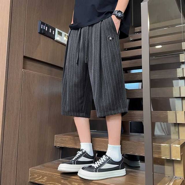 100。Converse 匡威夏季薄款混纺双色肌理感竖条纹宽松弯刀休闲七分裤。 采用高级混纺纤维面料 86.2%聚酯纤维，10.3%粘纤，3.5%氨纶 ，做工干