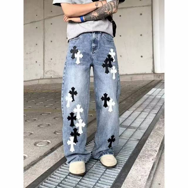 130。 Chrome Hearts 克罗心 春秋季十字架贴布直筒水洗牛仔裤休闲裤长裤,男女同款。 裤型前后采用大面积不规则撞色十字架贴标工艺设计,满满的高街元 130。 Chrome Hearts 克罗心 春秋季十字架贴布直筒水洗牛仔裤休闲裤长裤,男女同款。 裤型前后采用大面积不规则撞色十字架贴标工艺设计,满满的高街元