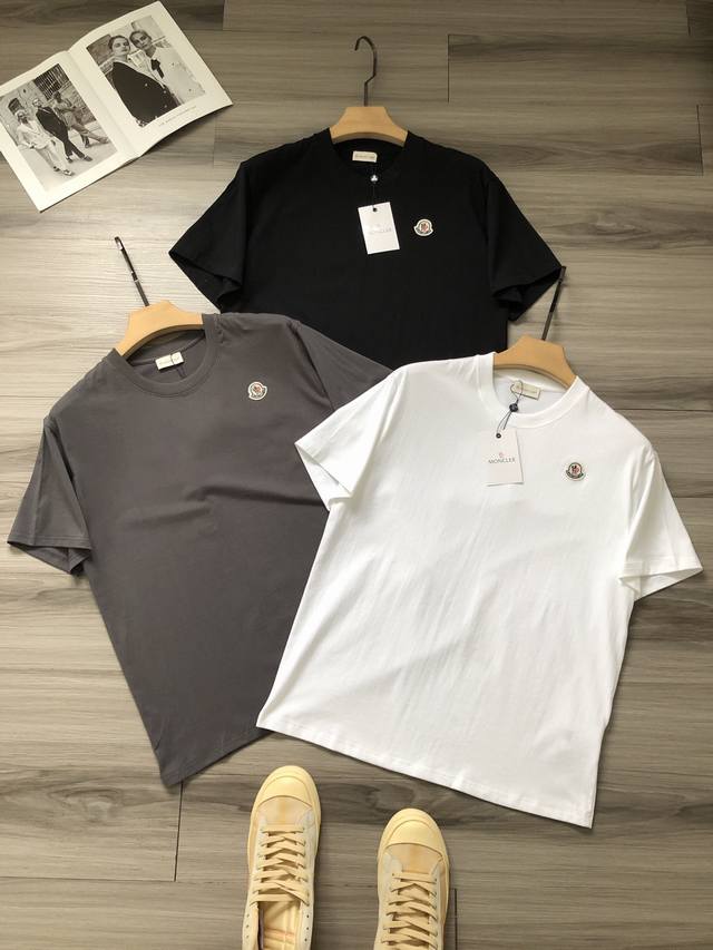 上新 60 Moncl＊R｜蒙口 三色徽标Logo刺绣男女款圆领短袖T恤 颜色：白色 碳灰 黑色. 材质：260G预缩水纯棉双纱面料. 工艺：刺绣. 尺码：S-