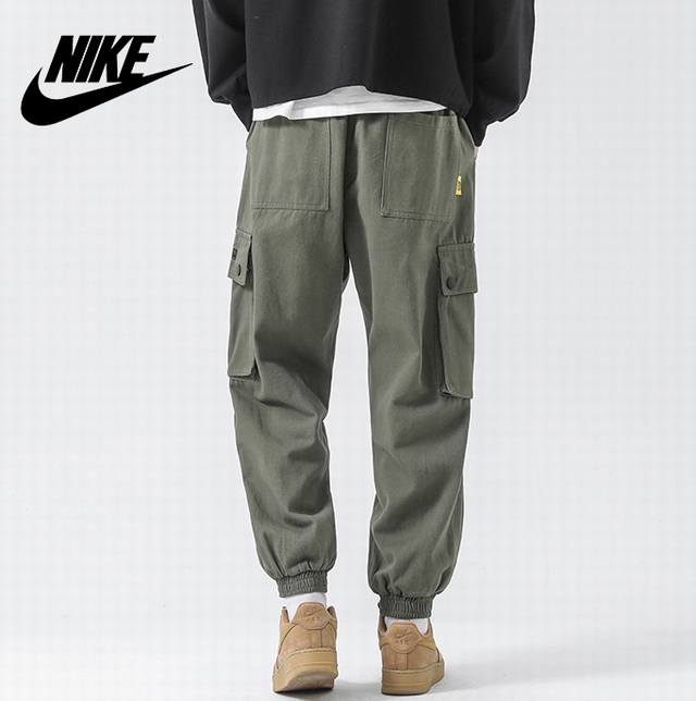 上新: 秋冬新款耐克Nike绣花贴布大口袋工装休闲长裤束脚卫裤 耐克Logo完美呈现经典 纯棉材质 质感特赞 ， 上身舒适有型 超级百搭得一款裤子 喜欢户外旅行