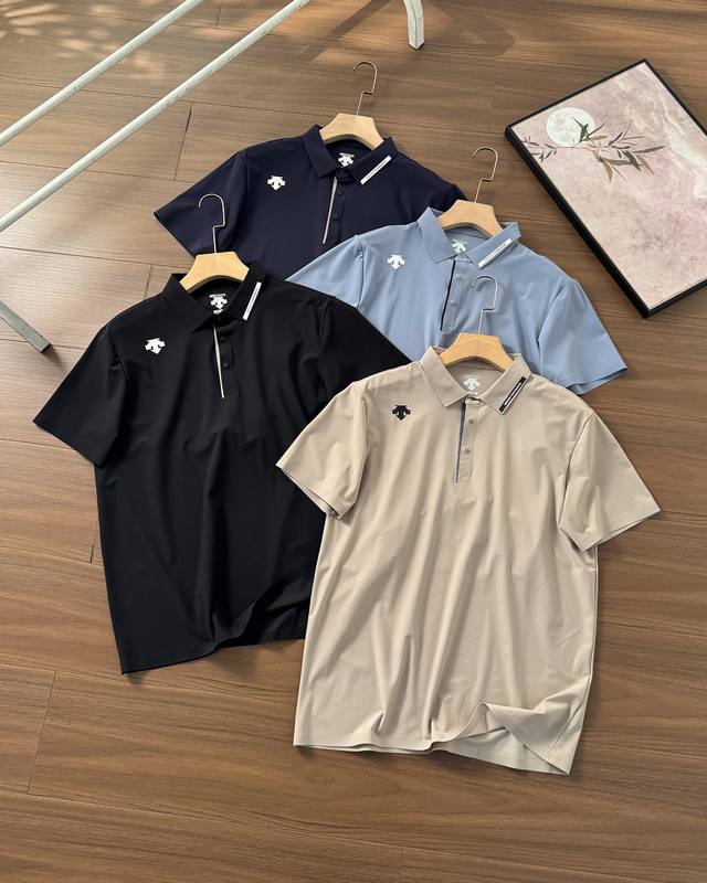 控110 迪桑特26夏季新款休闲运动速干冰感polo衫 76%锦纶和24%氨纶混合面料，弹力十足，水洗不变形，这款面料是订制面料，上身超级舒服丝滑品质外观肉眼可