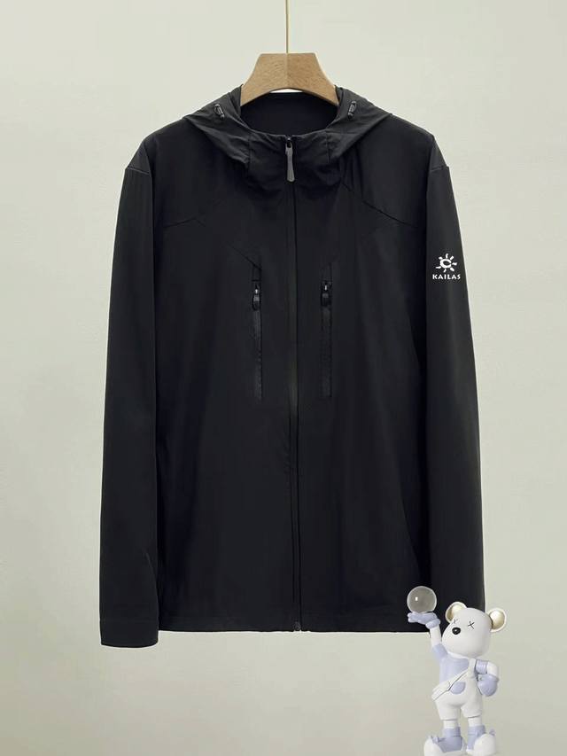 Kailas 凯乐石户外单衣防晒服，硬核户外风直接拉满！ 采用高弹锦氨面料，柔软亲肤、抗皱耐穿，兼具防晒、透气、排湿三大功能，出汗不粘身，长时间穿着依旧清爽舒适