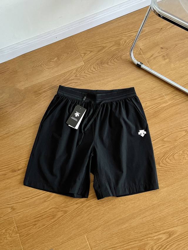 迪桑特Descente防水激光打孔短裤系列户外 休闲通勤 机能短裤 不怕衣服贵，就怕买不好 一分价钱一分货的道理都懂，到手便知 它是可以被定义为一条‘皮肤裤’，