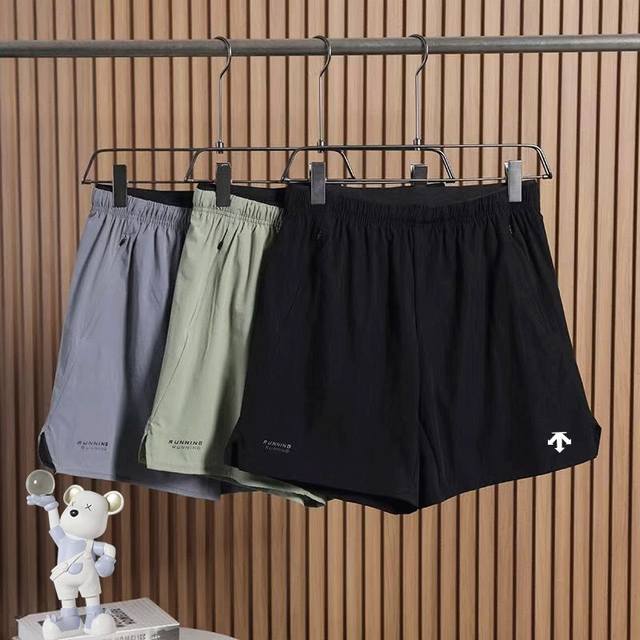 110 Descente 迪桑特男士户外运动休闲速干短裤！ 速干面料太牛啦！前几天跑步大汗淋漓，它迅速把汗水挥发，身上一直干干爽爽，完全没异味尴尬，夏天运动星人