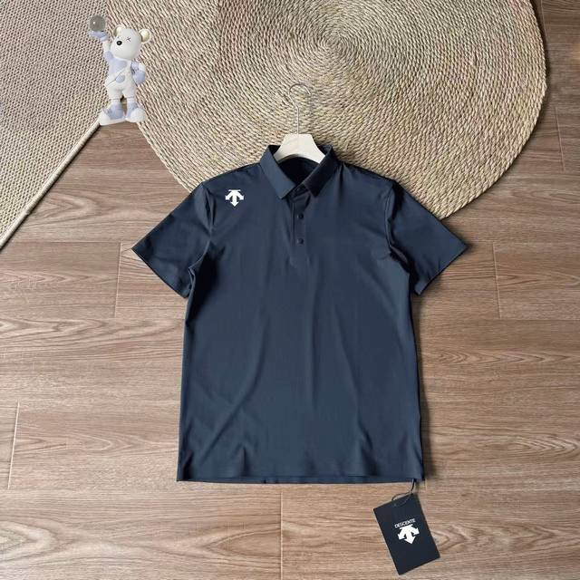 控110 Descente 迪桑特户外速干polo衫！ 定制高弹锦氨功能面料，亲肤顺滑、弹力充沛，自带吸湿排汗+快速干爽属性，运动出汗不粘身，户外通勤时刻清爽。