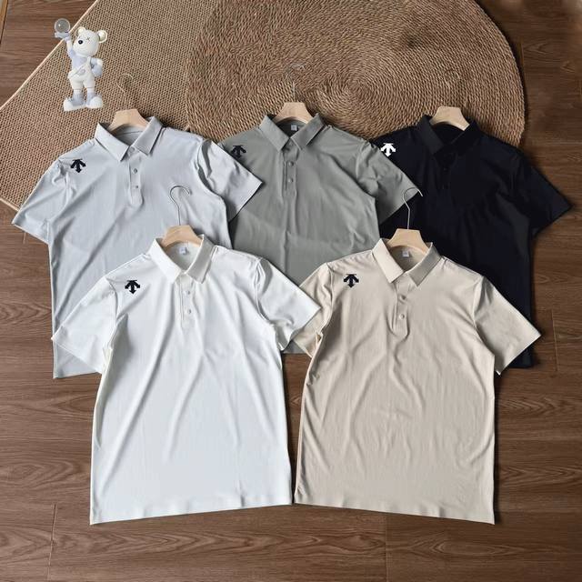 控110 Descente 迪桑特户外速干polo衫！ 定制高弹锦氨功能面料，亲肤顺滑、弹力充沛，自带吸湿排汗+快速干爽属性，运动出汗不粘身，户外通勤时刻清爽。