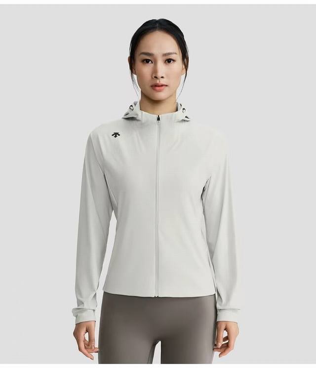 Descente 迪桑特女款皮肤衣外套、户外出行必备款！ 专业户外防晒高弹透气连帽防晒防紫外线透气连帽皮肤衣外套。高端品质推荐，这是一款专为春夏季轻徒步和山地生