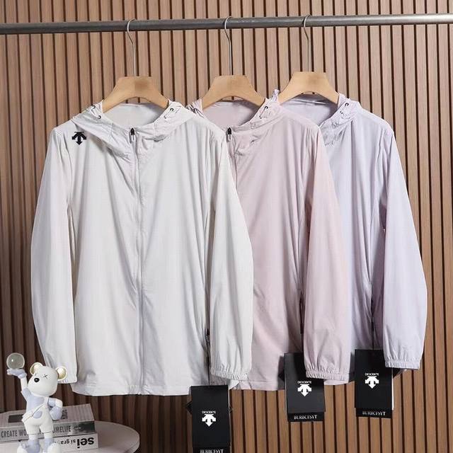 Descente 迪桑特女款皮肤衣外套、户外出行必备款！ 专业户外防晒高弹透气连帽防晒防紫外线透气连帽皮肤衣外套。高端品质推荐，这是一款专为春夏季轻徒步和山地生
