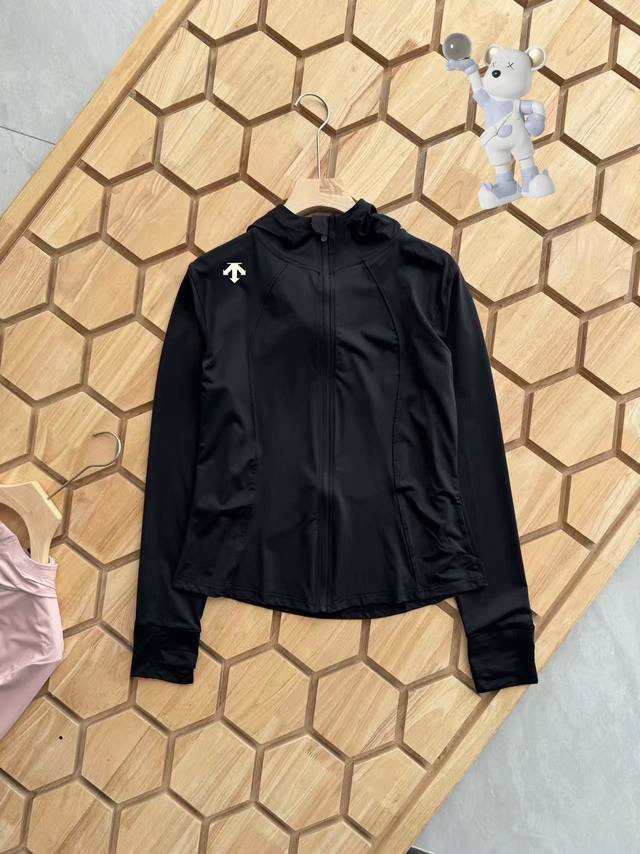 控120 Descente 迪桑特夏季冰丝女士防晒衣小蛮腰冰感防晒衣 它简直就是防晒界的翘楚！拥有防紫外线、透气等超多实用功能！Upf可不是吹的，能有效阻挡几乎