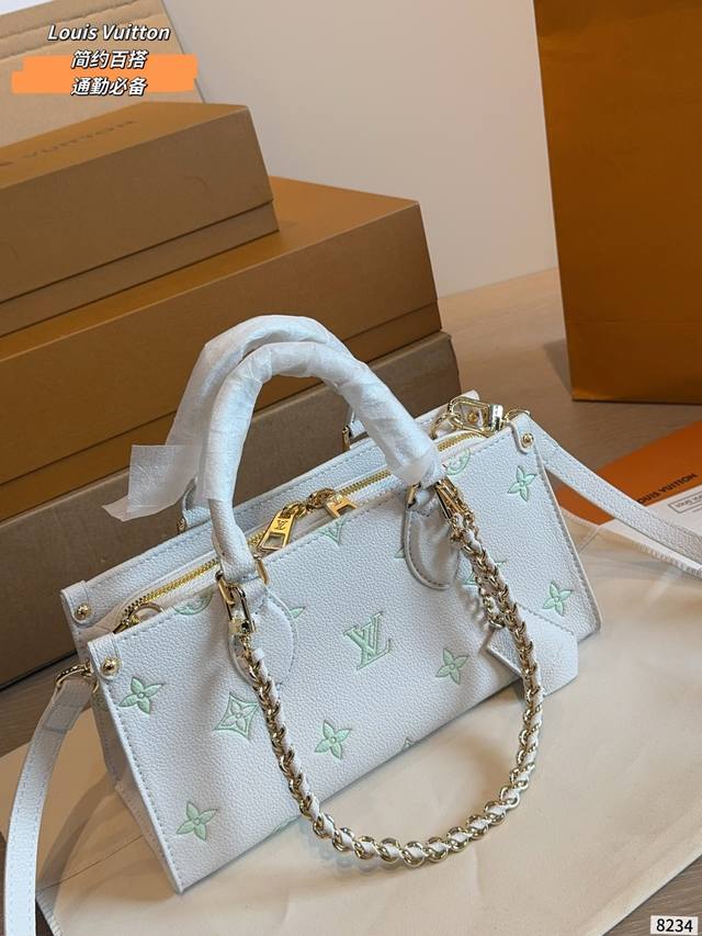 Lv Onthego小号托特包，温柔奶白色+经典Monogram老花，荔枝纹牛皮质感细腻耐用。尺寸25×18Cm，配可调节肩带，手提、单肩、斜挎都Ok，通勤出街