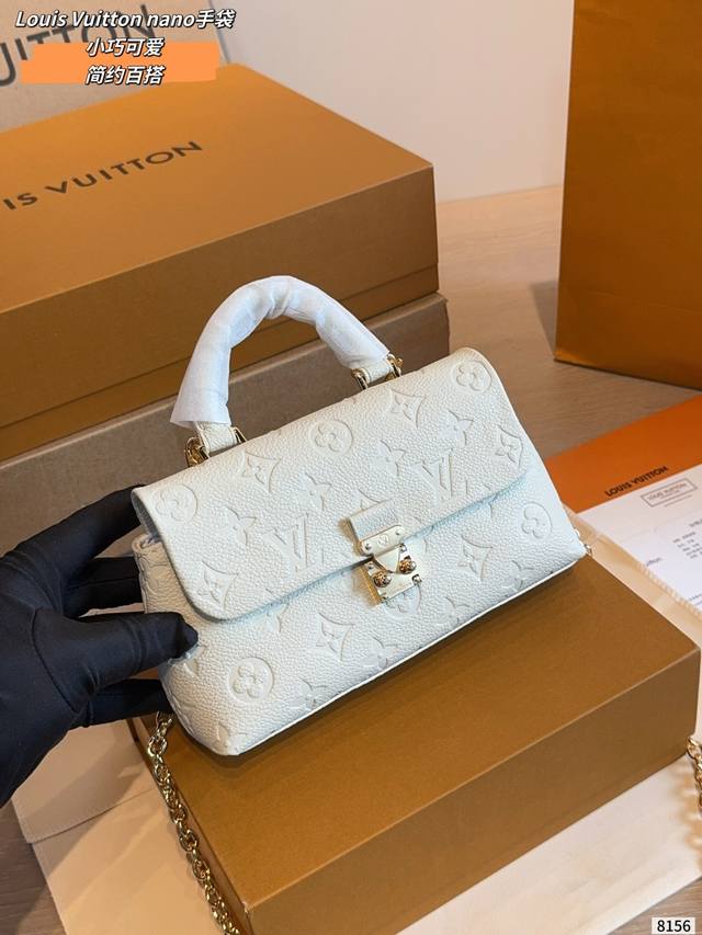 Lv 玛德琳Nano手袋 Lv玛德琳Nann限定手袋，奶白粒面皮革+浅绿Monogram印花，清新温柔超吸睛！金属链条&S-Lock锁扣，手提斜挎都Ok，日常出
