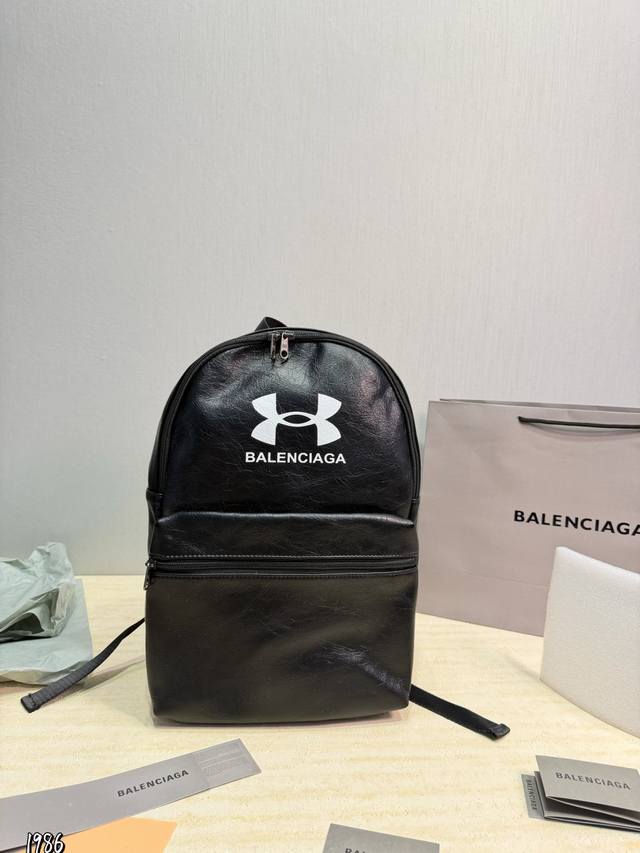 Balenciaga巴黎世家双肩包 巴黎世家 男女皆可 百搭休闲 容量超惊人 重点是真的很轻便 设计也很简约耐看 尺寸 26 39