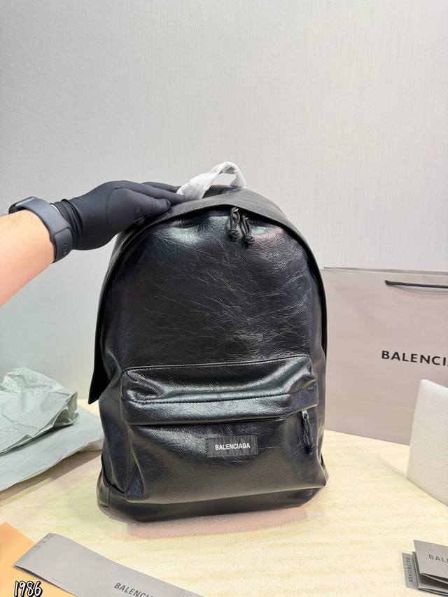 巴黎世家双肩包，简单Logo 设计，很轻，背着不会累，可以和男朋友一起用，这样想想还是超值的！尺寸：34 43