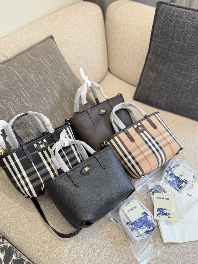 Burberry双面托特包小号 Burberry黑色托特包，采用耐磨软皮，简约大气，英伦风满满！正面马标Logo超有辨识度，搭配格纹小袋，经典元素加持。大容量设
