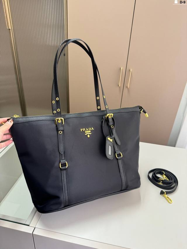 D-9 Size 32 x 16 x 28 Prada's latest shopping bag series features a striking cur D-9 Size 32 x 16 x 28 Prada's latest shopping bag series features a striking cur