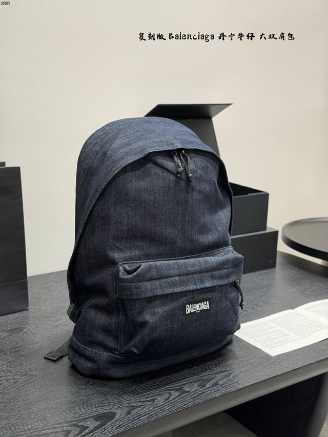 复刻版 原版布 Size：34×45 Balenciaga巴黎世家 丹宁牛仔布 书包背包双肩包 被这个黑色双肩包硬控了！ 巴黎世家双肩包简直太酷辣 兼具奢华和实