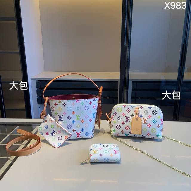 240组合上新 全新系列组合X983 Lv贝壳包+Lv双肩包+Lv钱包 尺寸 贝壳包：22*16*6 水桶包：17*19*13 钱包：11*10 产品介绍 Lv