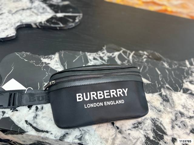 Size：30*17 Burberry 巴宝莉 帆布格子腰包 男女通用胸包 斜挎包 经典Logo搭配原厂工艺材质 休闲百搭 实物拍摄 原厂原版面料