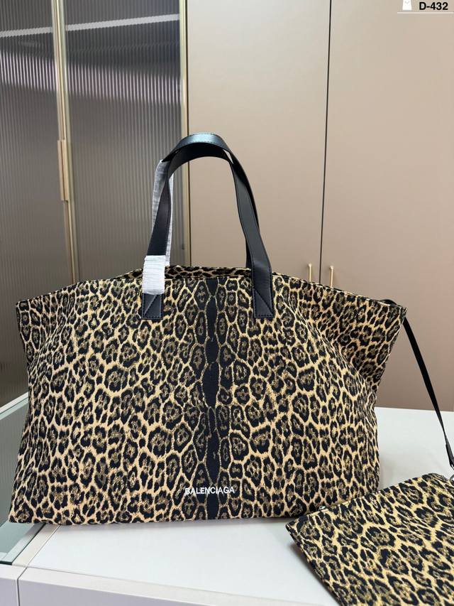 D-432尺寸48×34 巴黎世家 Balenciaga托特包 最新款帆布豹纹 豹纹一直是时尚圈的代名词 上身就是时髦精 容量很大