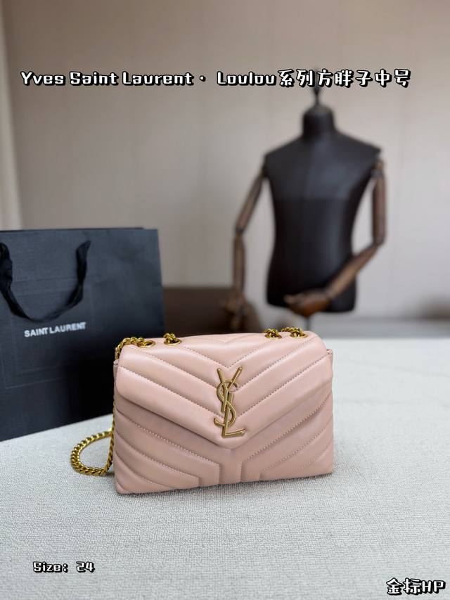 金标中号,配盒 Ysl Loulou系列方胖子中号手袋,选用粉色牛皮,V字绗缝+金属Logo,优雅又有辨识度。24Cm容量适中,手机、化妆品都能装,链条肩带可调 金标中号,配盒 Ysl Loulou系列方胖子中号手袋,选用粉色牛皮,V字绗缝+金属Logo,优雅又有辨识度。24Cm容量适中,手机、化妆品都能装,链条肩带可调