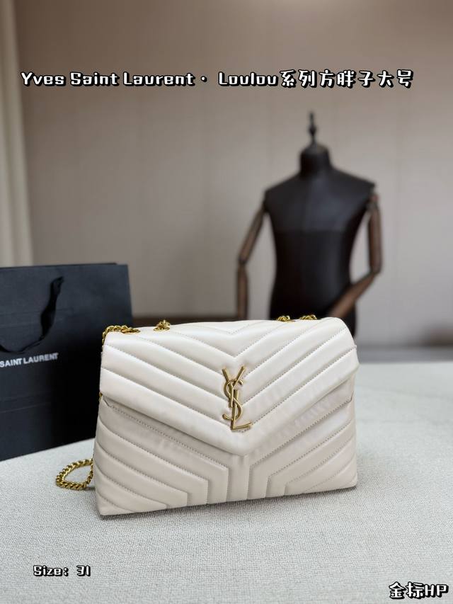 金标大号,配盒 Ysl Loulou白色链条包,采用牛皮,V字绗缝+金色Logo,简约又超有辨识度。链条肩带可单肩 斜挎,通勤、约会、正式场合都能轻松驾驭!白色 金标大号,配盒 Ysl Loulou白色链条包,采用牛皮,V字绗缝+金色Logo,简约又超有辨识度。链条肩带可单肩 斜挎,通勤、约会、正式场合都能轻松驾驭!白色