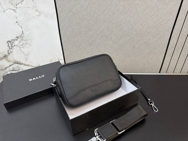 Bally 巴利 压花牛皮邮差包 单肩斜挎包 经典百搭 实物拍摄 原厂原版面料 配送防尘袋 礼盒 17 X 23 Cm