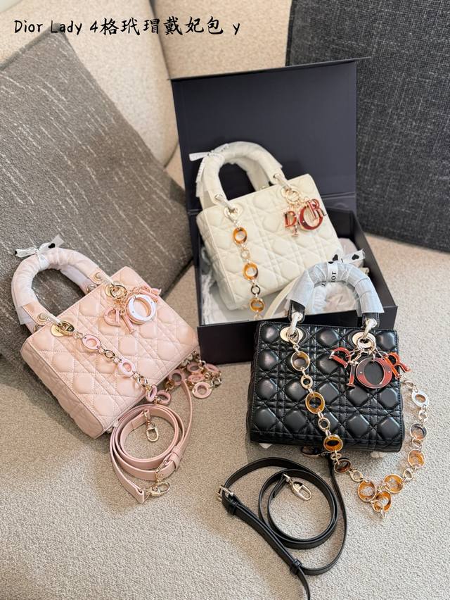 Dior Lady戴妃包 Dior Lady戴妃包，经典四格设计，羊皮材质+金属链条，优雅精致。奶昔白配色清新百搭，适合通勤或正式场合。标志性“Cd”吊饰超有辨