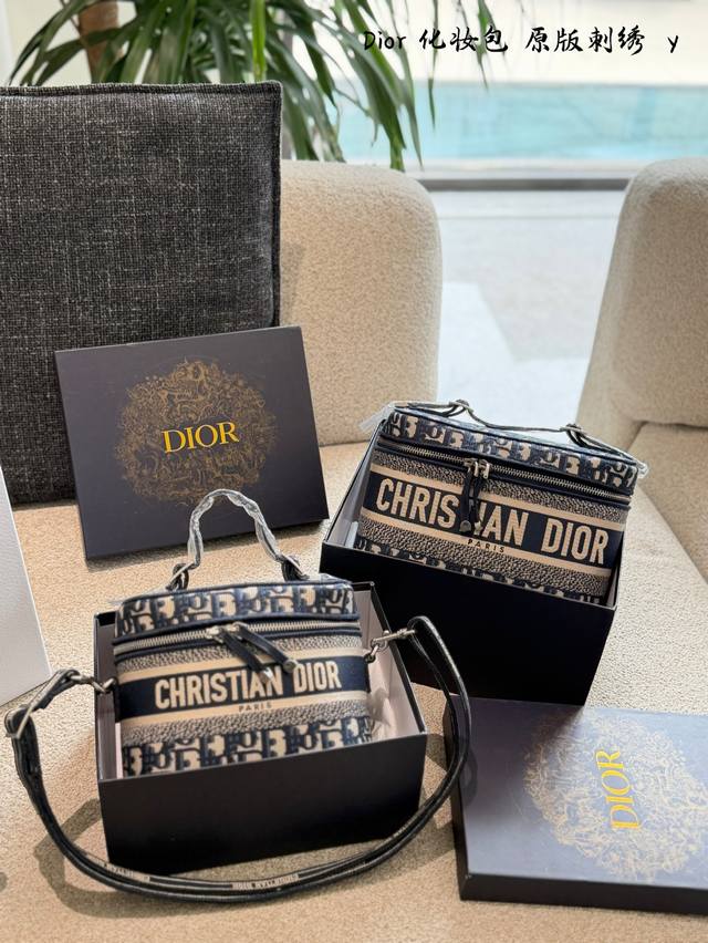 Dior迪奥刺绣化妆包 今天给大家推荐的是--款自用的目迪奥Dior化妆包Or手拎包。 还是延续了目迪奥Dior最近常用的设计风格子黑老花花纹。给人带来的是一种