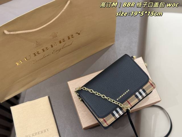 格子小方包 配盒子 Bbr 格子口盖包 Woc Burberry经典格纹口盖Woc链条包。包身采用拼接品牌标志性Vintage格纹，搭配金属链条与肩带，设计精致