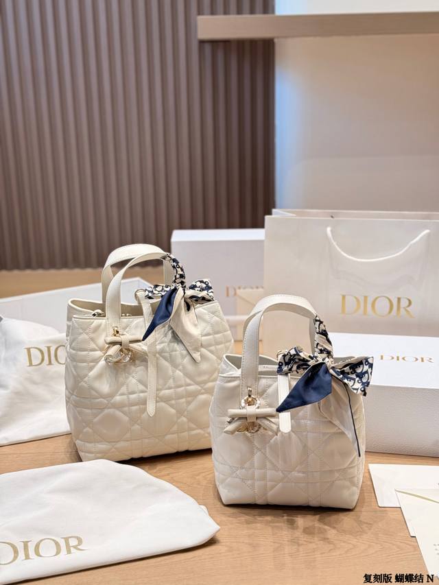 Replica Dior Toujours Handbag in Lambskin. Made of supple calfskin, this Dior To Replica Dior Toujours Handbag in Lambskin. Made of supple calfskin, this Dior To