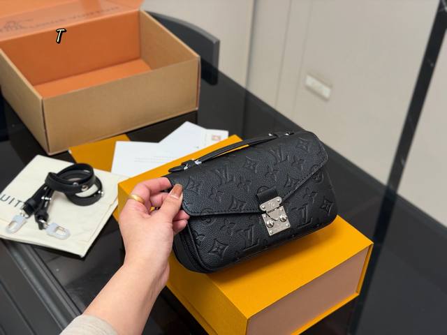 p 配折叠盒飞机盒 最新尺寸 :21×6×13Cm Lv高品质 性价比超高 一定要好好看细节看五金看材质 新款邮差小号 East West 配置链条和皮肩带