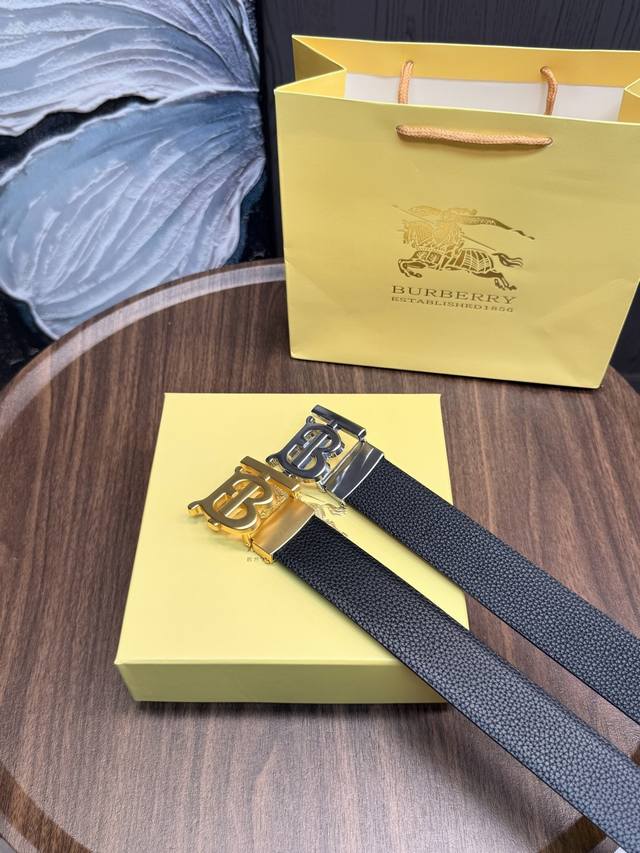 升级版 160 Burberry！ ！高版本 腰带 嘿哈 原单牛皮皮带～热门款 皮带里面最火的啦～质量很好 全套包装！五金绝对不褪色 皮带头和专柜一样的哦～ 配