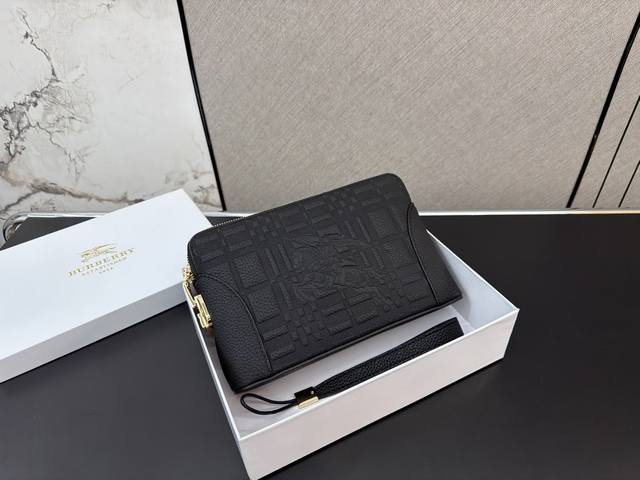 Burberry 巴宝莉 头层牛皮压花双拉链密码锁手拿包 手包 经典百搭 实物拍摄 商务休闲大容量 配送防尘袋 礼盒 26 X 16 Cm。