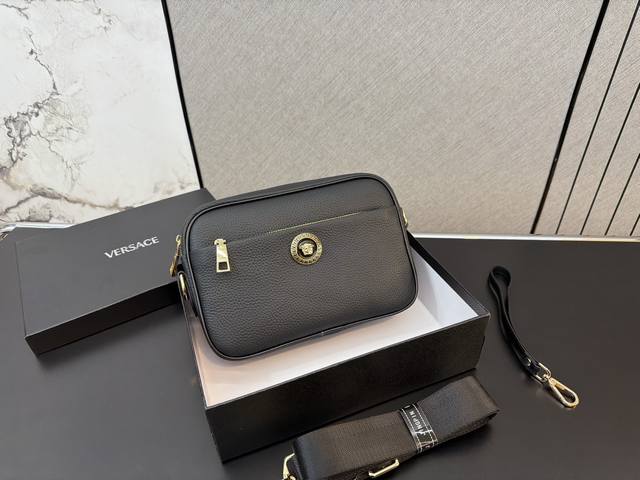 Versace 范思哲 压花牛皮邮差包 单肩斜挎包 经典百搭 实物拍摄 原厂原版面料 配送防尘袋 礼盒 17 X 23 Cm