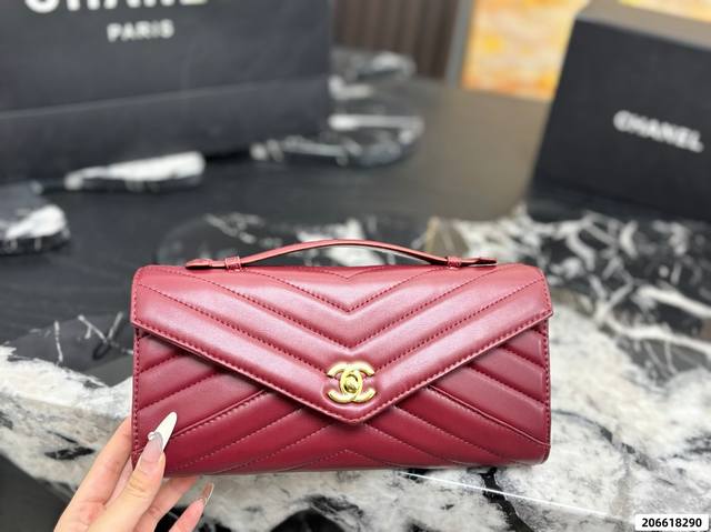 Comes with gift box, size 26*13. Chanel 26Xk Christmas limited edition clutch ba