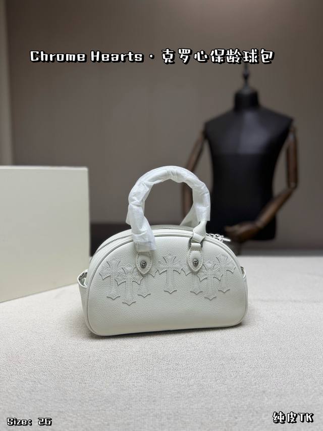 纯皮,无盒 Chrome Hearts迷你保龄球包,采用纯白头层牛皮,质感细腻耐用。包身有经典十字架浮雕+金属铆钉,哥特风满满。尺寸26Cm,手提Or斜挎都Ok 纯皮,无盒 Chrome Hearts迷你保龄球包,采用纯白头层牛皮,质感细腻耐用。包身有经典十字架浮雕+金属铆钉,哥特风满满。尺寸26Cm,手提Or斜挎都Ok