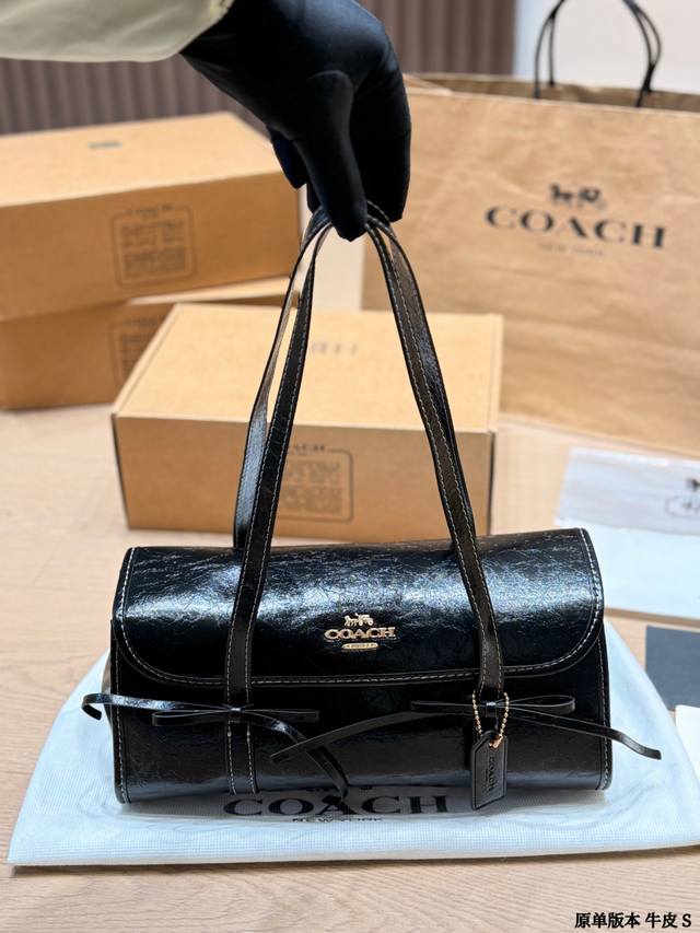 复刻版 牛皮 Coach Bridget蝴蝶结法棍包 Coach Bridget蝴蝶结法棍包是 年春季新品，亮面油蜡牛皮材质，复古光泽感满满。包身简约，蝴蝶结点