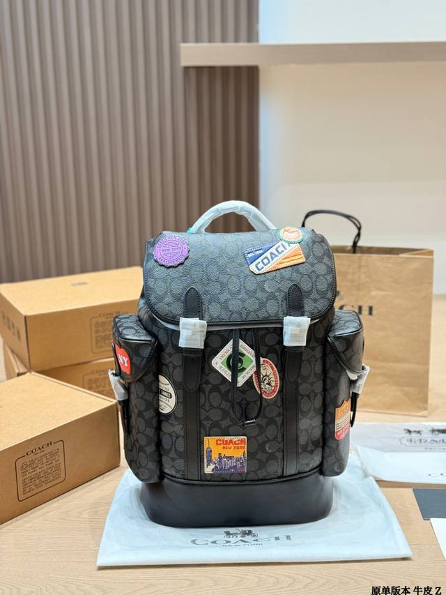 复刻版 牛皮 Coach Hitch徽章 经典双肩包 Coach Hitch系列双肩包，炭灰老花涂层帆布+黑色牛皮饰边，简约大气又耐用，容量超大，通勤、旅行、日