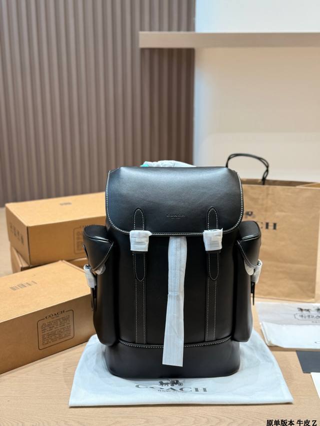 复刻版 牛皮 Coach Hitch经典双肩包 Coach Hitch系列双肩包，炭灰老花涂层帆布+黑色牛皮饰边，简约大气又耐用，容量超大，通勤、旅行、日常都O