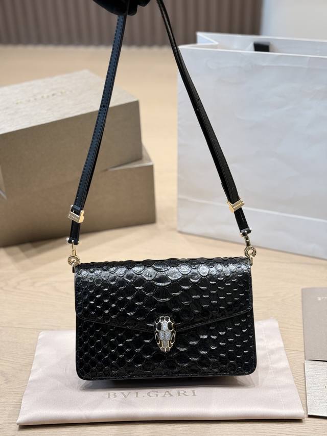 原单版本 稀有皮 宝格丽Serpenti Viper手袋 宝格丽Serpenti Viper手袋，鳞片纹理皮革+蛇头金属扣，辨识度超高！迷你尺寸，手提Or斜挎都