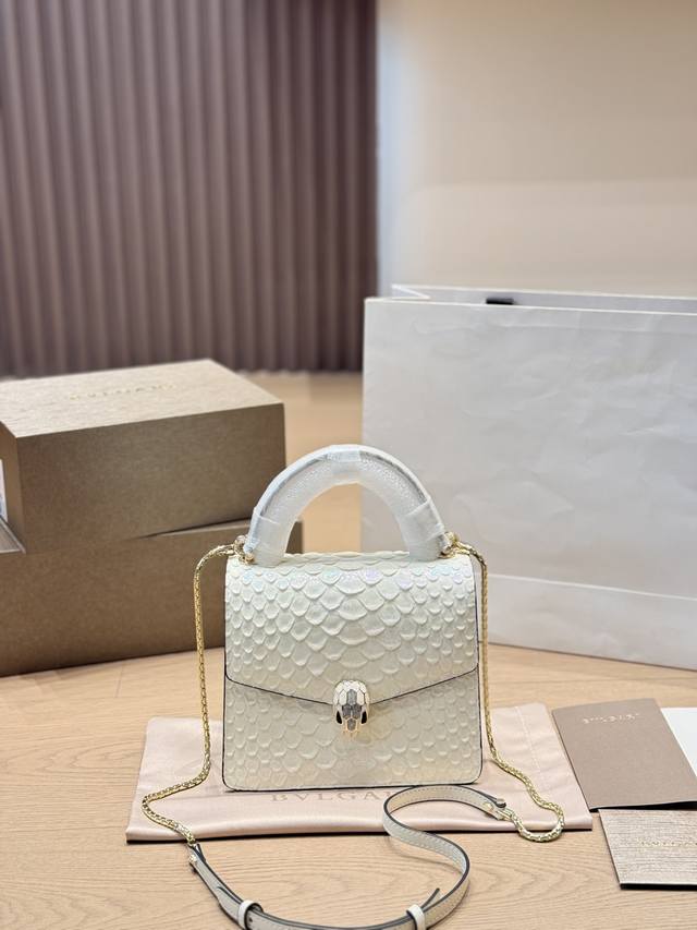 原单版本 稀有皮 宝格丽Serpenti Viper手袋 宝格丽Serpenti Viper手袋，鳞片纹理皮革+蛇头金属扣，辨识度超高！迷你尺寸，手提Or斜挎都