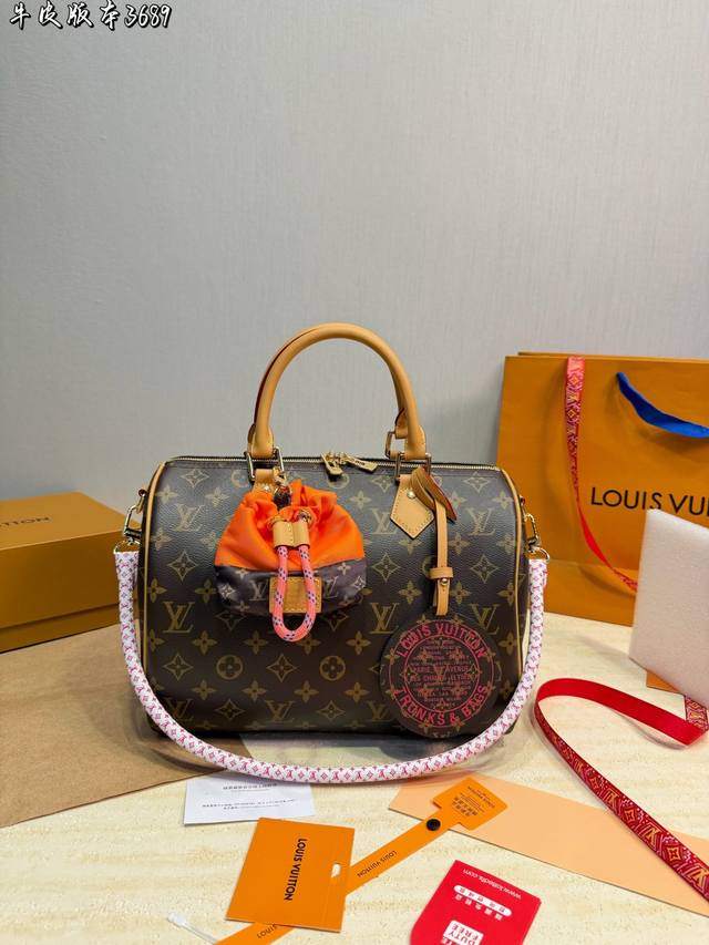牛皮版本 Lv Speedy Soft 30手袋 Lv Speedy Soft 30手袋，经典Monogram老花帆布+牛皮饰边，柔软有型，30X21X17Cm
