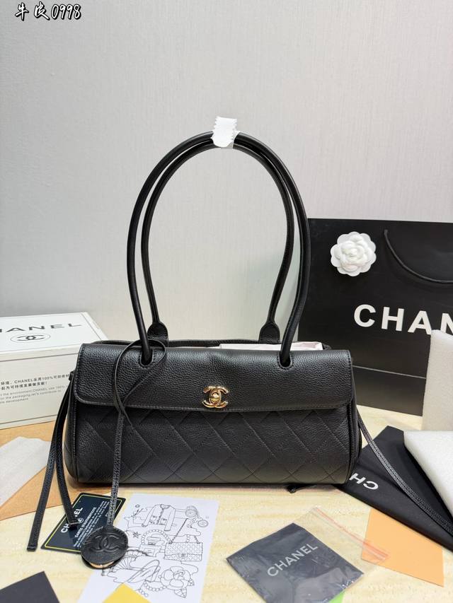 头层皮 Chanel 26S 小号购物包 香奈儿 2026春夏杏色法棍包，粒纹小牛皮+经典双C金属Logo，复古优雅气质满分。修长包身+细长手柄，手提肩背都Ok