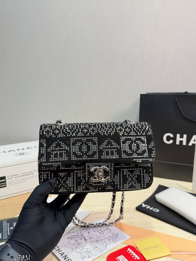 礼盒包装 香奈儿 Chanel链条包 镶钻Cf 超级大牌 以华丽高贵的外形成为当下最炙手可热之作人手必备，明星热捧，精匠之作。尺寸 22 13