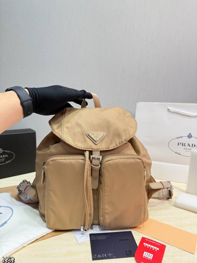 prada普拉达新款 双肩包 尼龙面料.超级柔软的面料 可手提 单肩斜挎 时尚新宠儿 各路明星 网红同款追捧 尺寸：