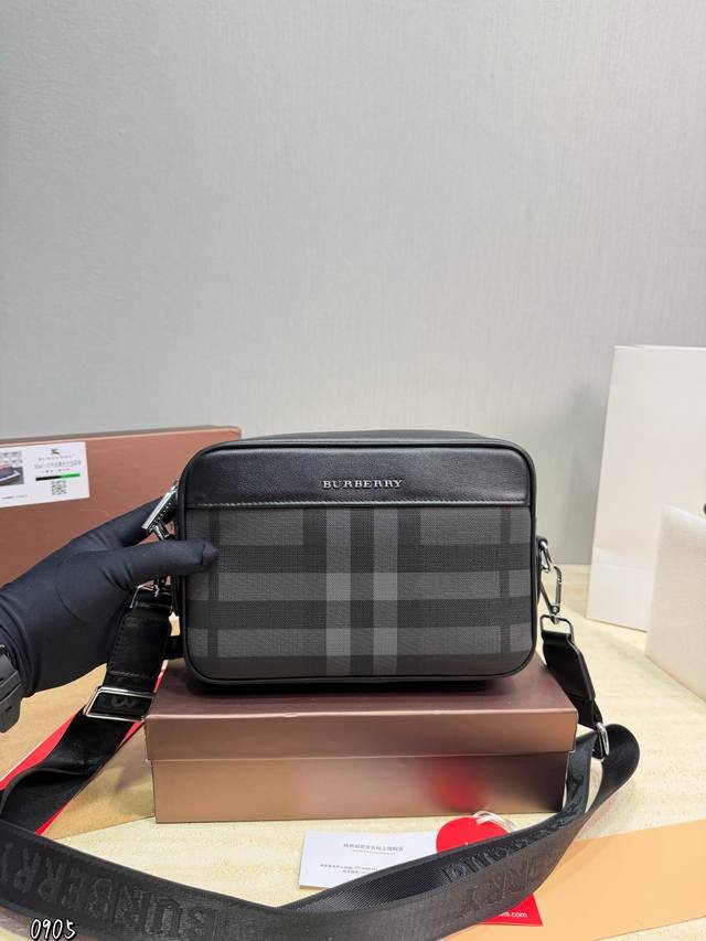 新款 “ Burberry ”巴宝莉单肩包 博柏利牛皮单肩斜挎包 可调节肩带磁吸扣开合 粒面软皮 头层牛皮 单肩斜挎包 男款 黑色 超高清五金Logo标志、顺滑