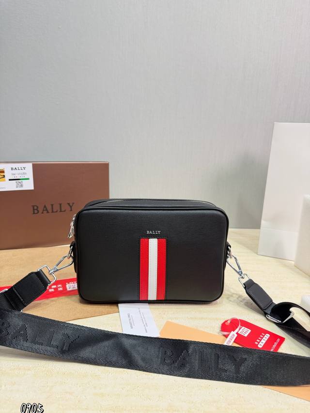 Bally ”巴利单肩包 巴利牛皮单肩斜挎包 可调节肩带磁吸扣开合 粒面软皮 头层牛皮 单肩斜挎包 男款 黑色 超高清五金Logo标志、顺滑拉链、油边超平滑、做